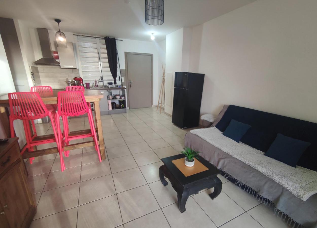 Location Saisonniere Meublee F2 St Leu Face Ocean A 1 Min Plage Appartement Saint-Leu Buitenkant foto